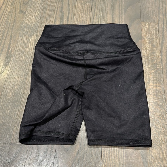 Alo bike shorts - Picture 2 of 3